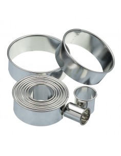 Eleven Round Plain Pastry Cutters & Storage Tin